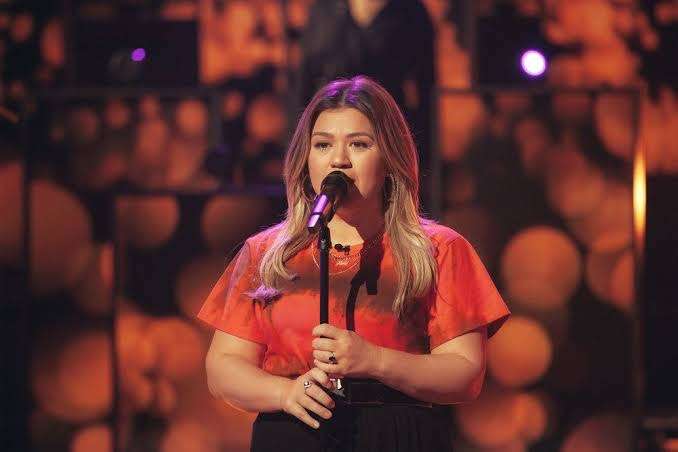 Kelly Clarkson performs Misery