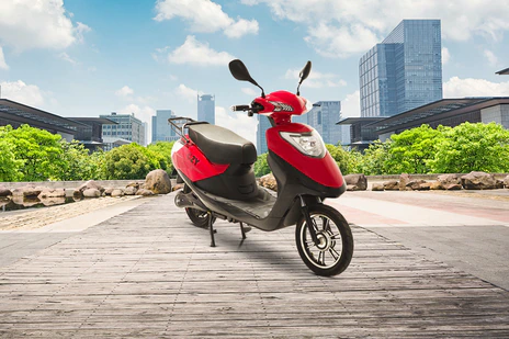 Ujaas ezy electric scooter: Revolutionizing Urban Commuting