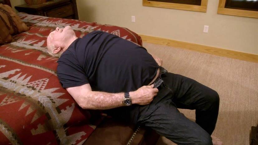 Terry Bradshaw struggling with jeans